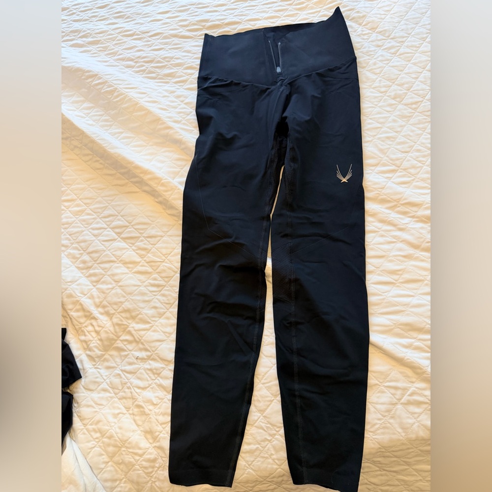 Black womans Active Leggings with High Waist
Lucas Hugh